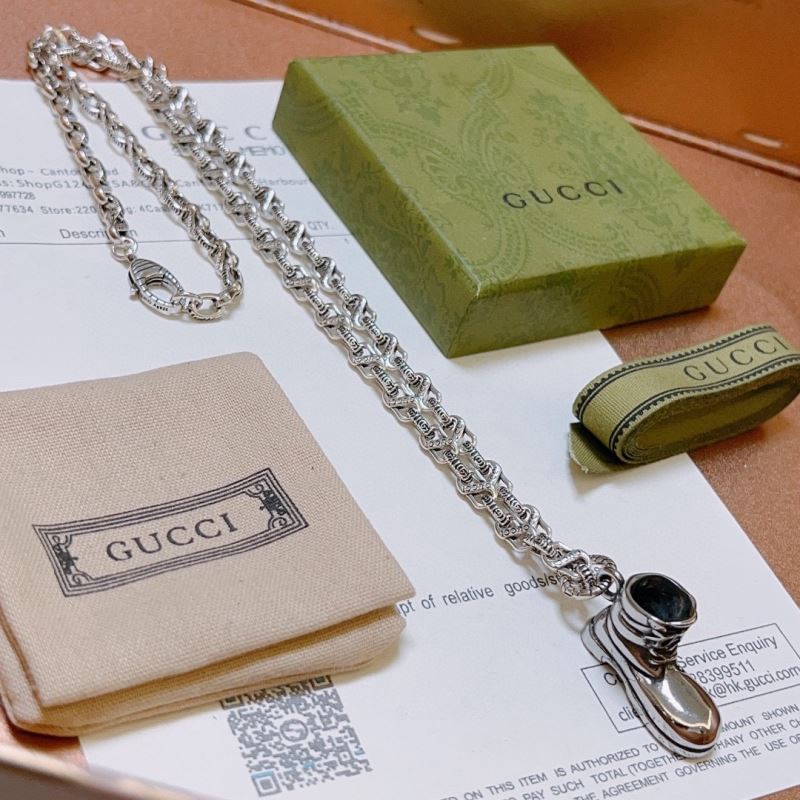 G*u*i necklaces